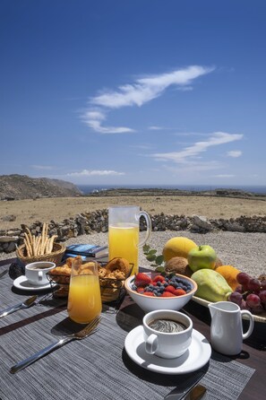 Outdoor dining - Enjoy the sunset in a boho ambiance with the best view over the sea (Mykonos)