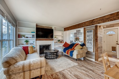 TV. Hotel Quality Stay in the Heart of Lakewood