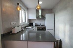 Kühlschrank, Mikrowelle, Ofen, Wasserkocher mit Kaffee-/Teezubehör