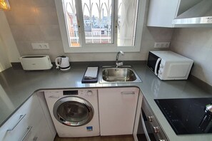 Fridge, microwave, oven, coffee/tea maker