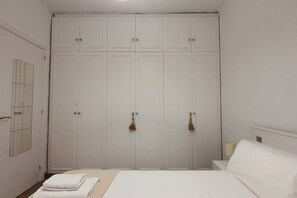1 habitación, tabla de planchar con plancha y cuna de viaje 