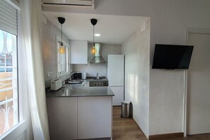 Refrigerador, microondas, horno y cafetera y tetera 