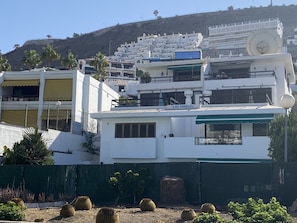 Un edifici de diverses plantes amb un terrat pla, un senyal que diu "LOS ANGELES" i una antena parabòlica gran.