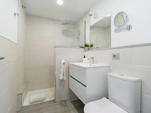 Douche, sèche-cheveux, serviettes fournies