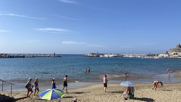 Vlak bij het strand, ligstoelen