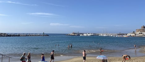 Nära stranden och solstolar