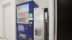 Máquina expendedora con logotipo de Pepsi, dispensador de bebidas y letrero que dice 'Hielo'.