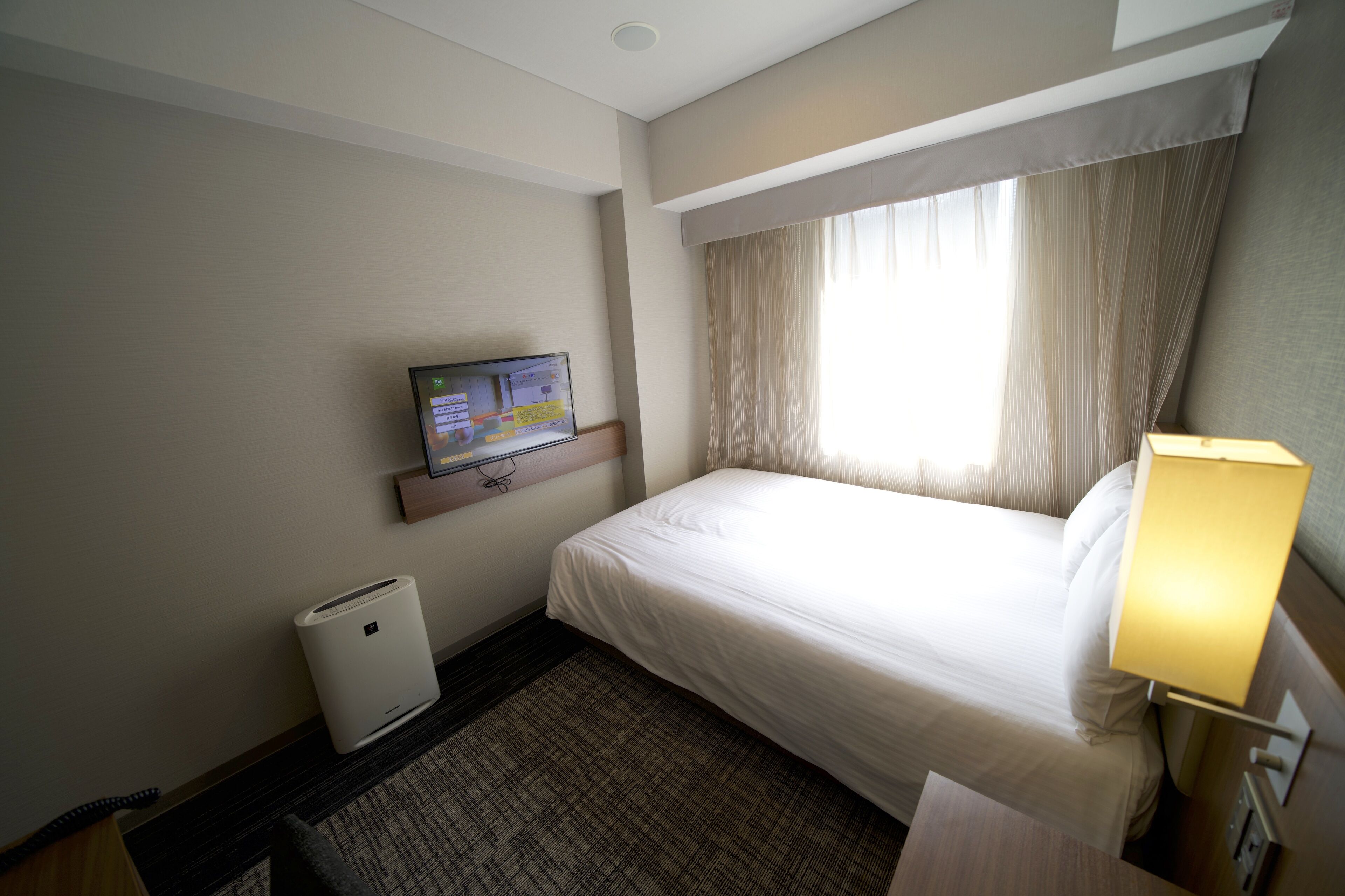 standard double room, 1 double bed | in-room safe, desk, laptop workspace, bed sheets