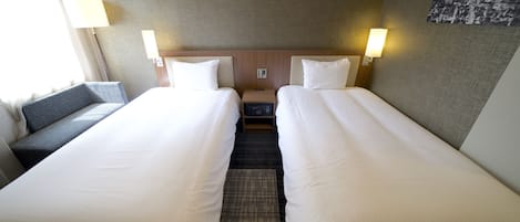 Standard Room, 2 Single Beds | In-room safe, desk, laptop workspace, bed sheets