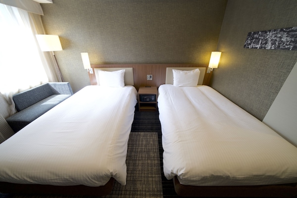 Standard Room, 2 Single Beds | In-room safe, desk, laptop workspace, bed sheets