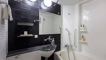 Un baño moderno con lavamanos, espejo y bañera.
