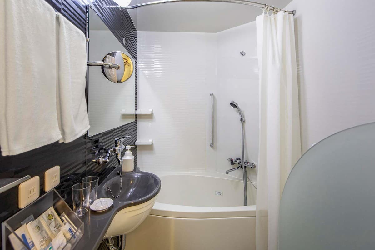 Standard Room, 2 Single Beds | In-room safe, desk, laptop workspace, bed sheets