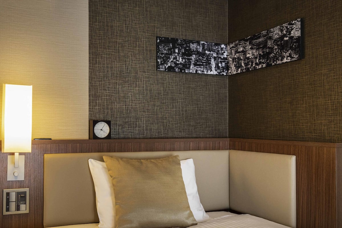 Standard Room, 1 Single Bed | In-room safe, desk, laptop workspace, bed sheets