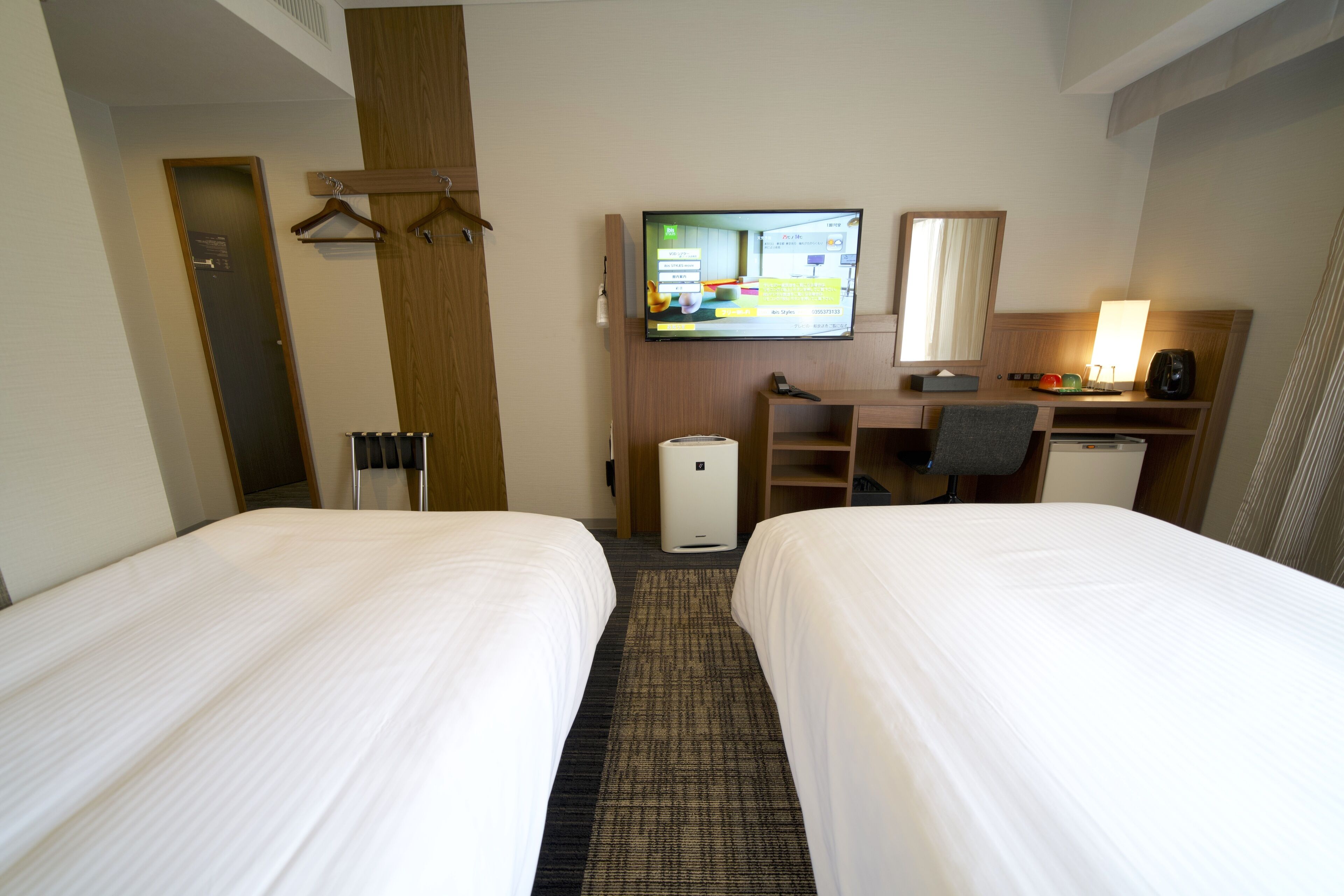 standard room, 2 single beds | in-room safe, desk, laptop workspace, bed sheets