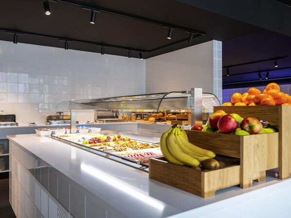 Se ofrece un desayuno bufé (22.5 EUR por persona)
