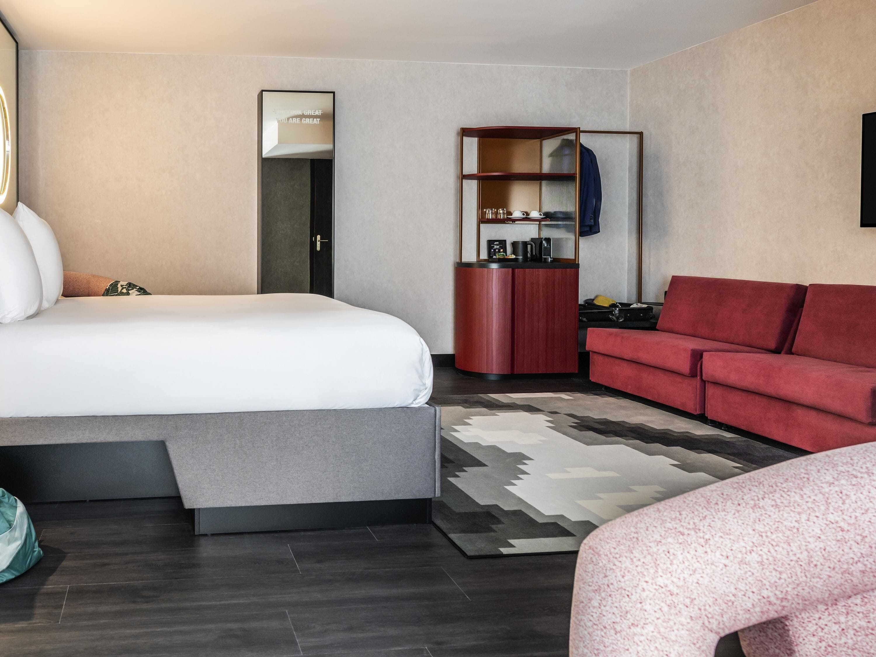 豪華四人房, 1 張標準雙人床和 1 張沙發床 | 迷你吧、客房內保險箱、書桌、筆電工作空間