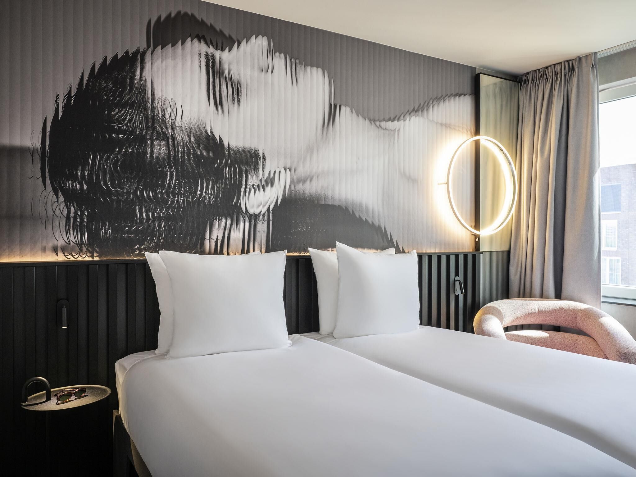 Twin Room, 2 Twin Beds | Minibar, in-room safe, desk, laptop workspace