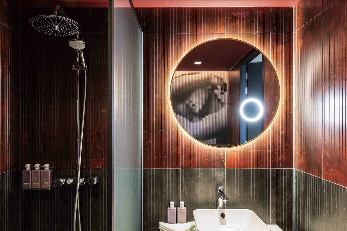 Minibar, brankas, meja kerja, dan ruang kerja ramah laptop