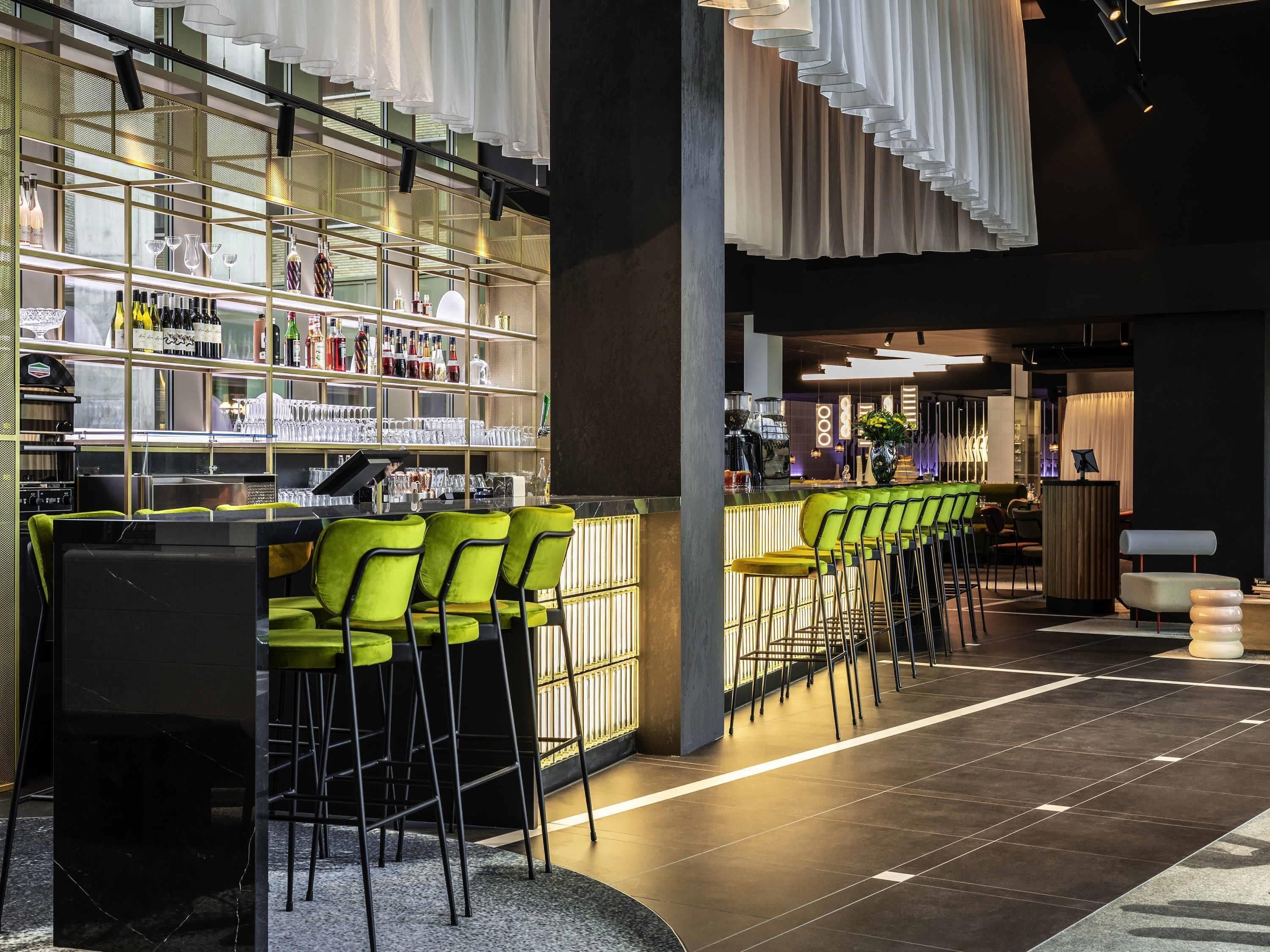 2 bars/lounges, cocktail bar