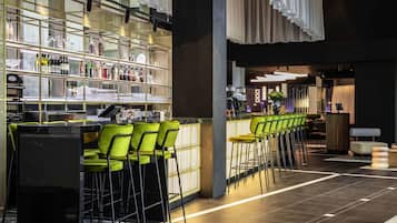 2 bars/lounges, cocktail bar