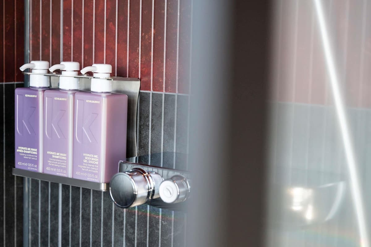 Minibar, caja de seguridad en la habitación y escritorio