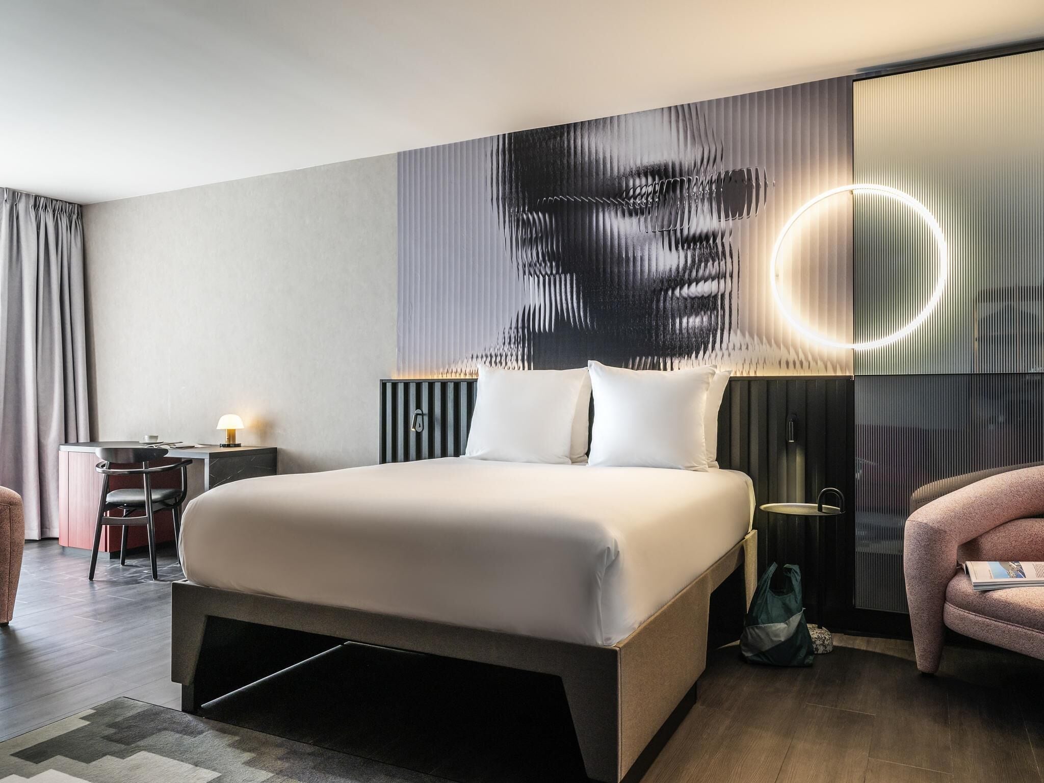 Neljän hengen deluxe-huone, 1 parisänky ja vuodesohva | Minibaari, tallelokero huoneessa, työpöytä