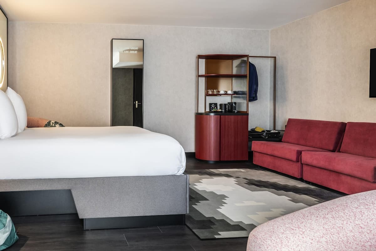 Habitación cuádruple Deluxe, 1 cama doble con sofá cama | Minibar, caja fuerte, escritorio y espacio para trabajar con un portátil