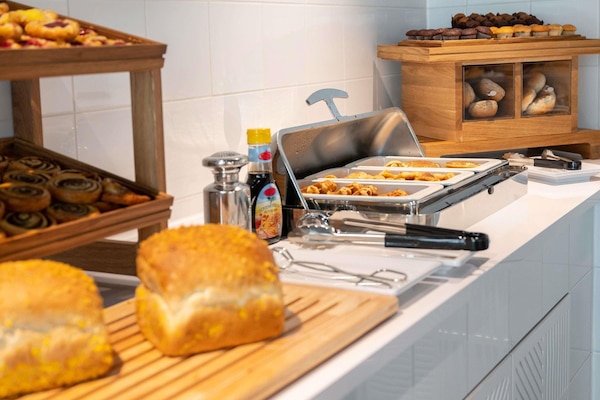 Petit déjeuner buffet servi tous les jours en supplément