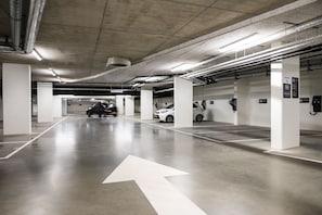 Parking sans voiturier (25 EUR par jour)