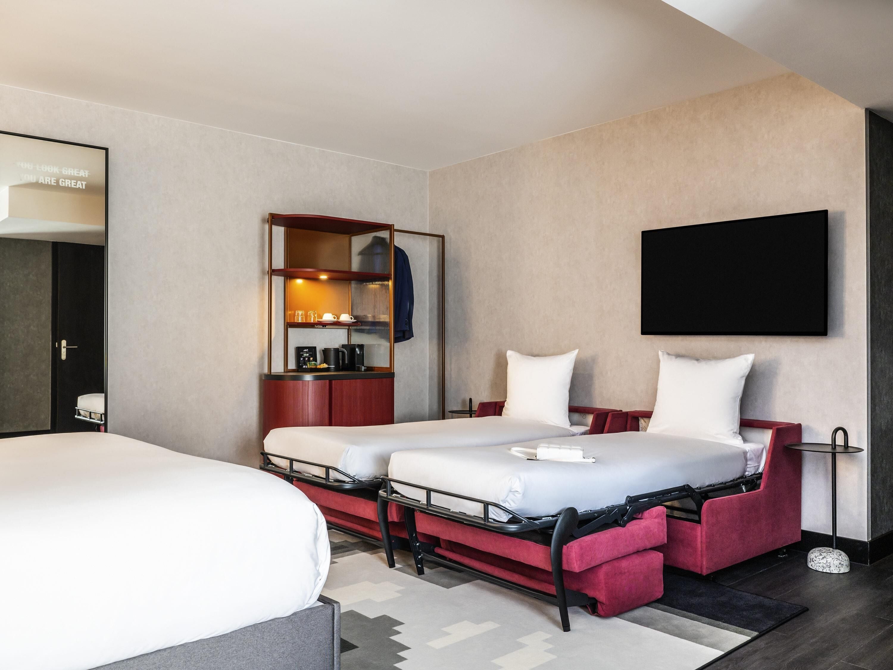 Deluxe-værelse til 4 personer - 1 dobbeltseng med sovesofa | Minibar, pengeskab på værelset, skrivebord