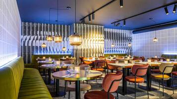 Desayuno buffet diario (EUR 22.5 por persona)