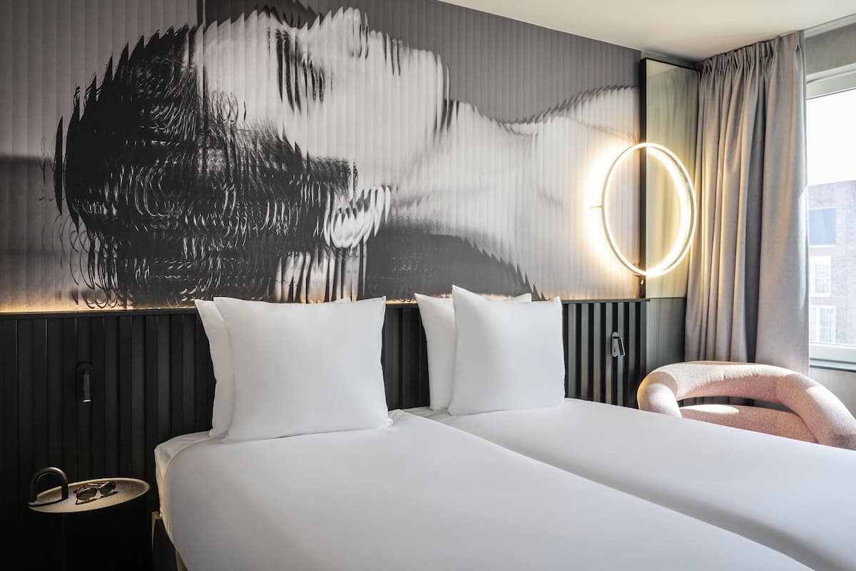 Twin kamer, 2 eenpersoonsbedden | Een minibar, een kluis op de kamer, een bureau, een laptopwerkplek