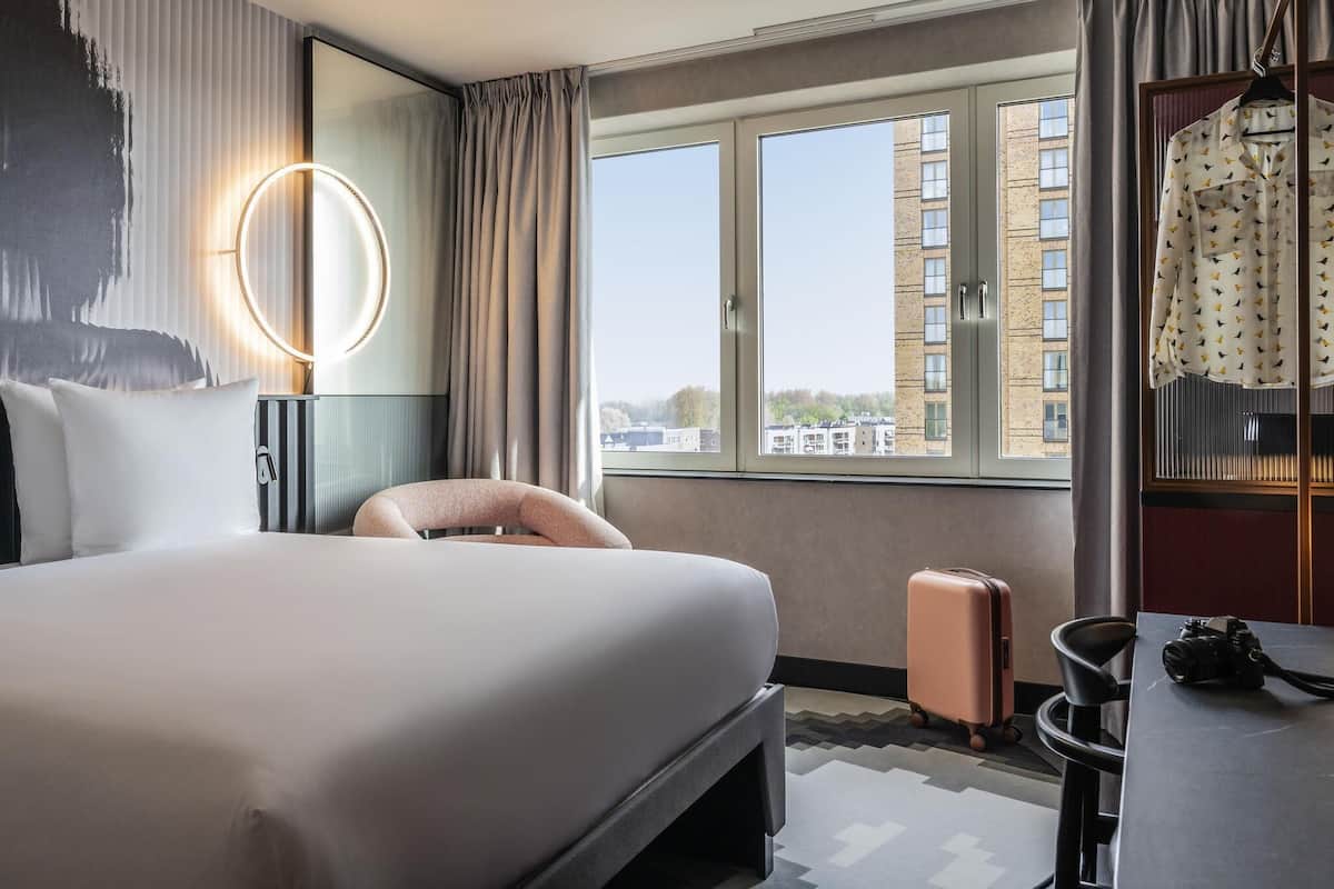 Phòng, 1 giường đôi | Minibar, két bảo mật tại phòng, bàn