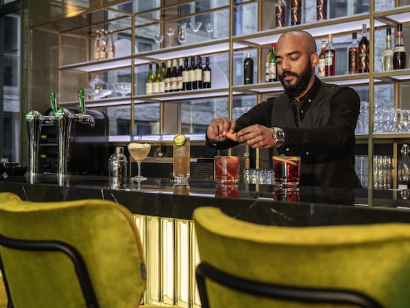 2 bars/lounges, cocktail bar