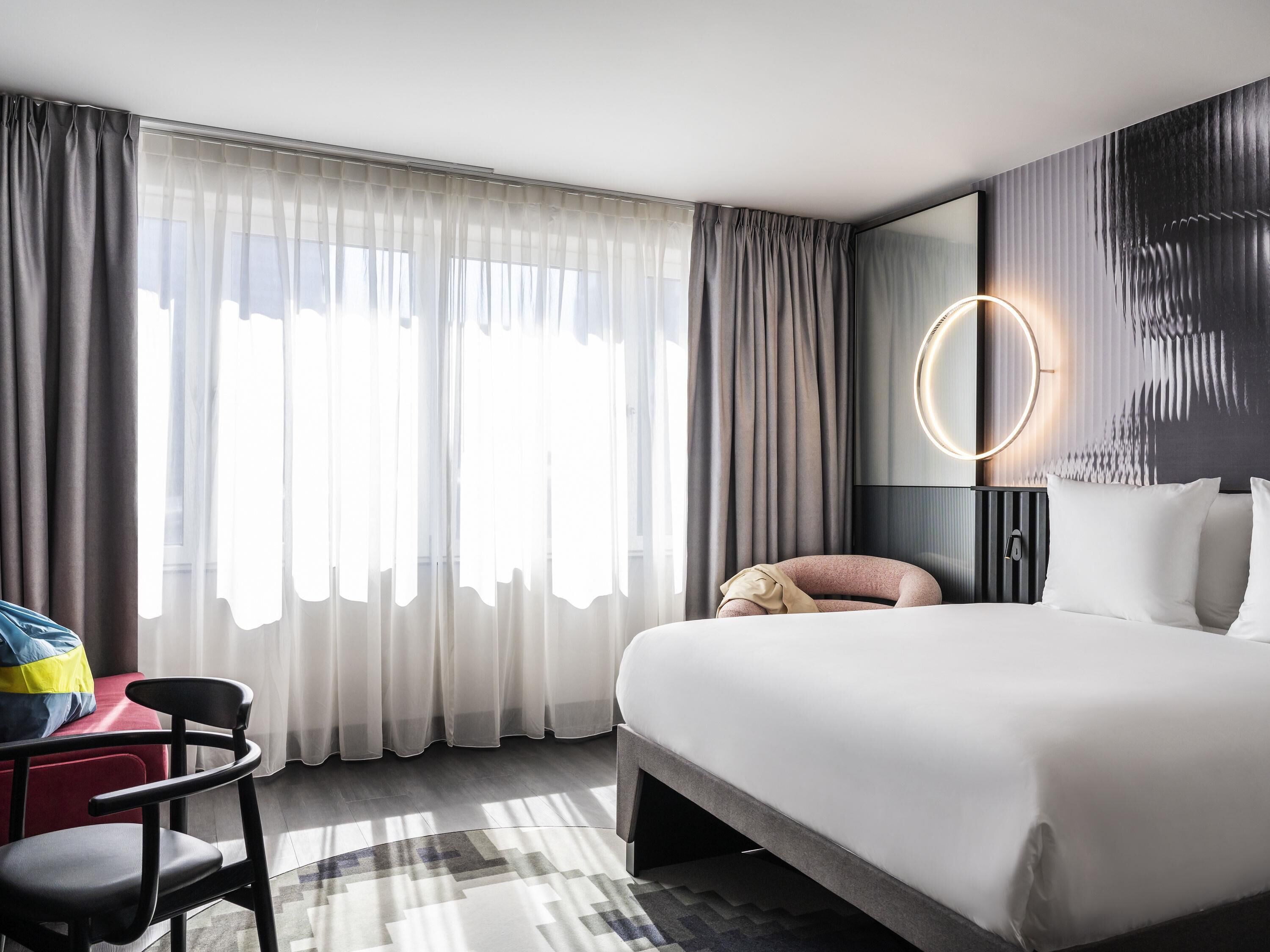 高級客房, 1 張加大雙人床和 1 張沙發床 | 迷你吧、客房內保險箱、書桌、筆電工作空間