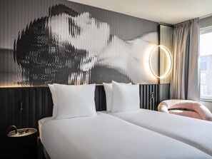 Twin kamer, 2 eenpersoonsbedden | Een minibar, een kluis op de kamer, een bureau, een laptopwerkplek