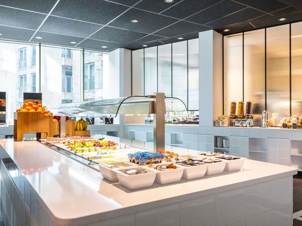 Tägliches Frühstücksbuffet (22.5 EUR pro Person)