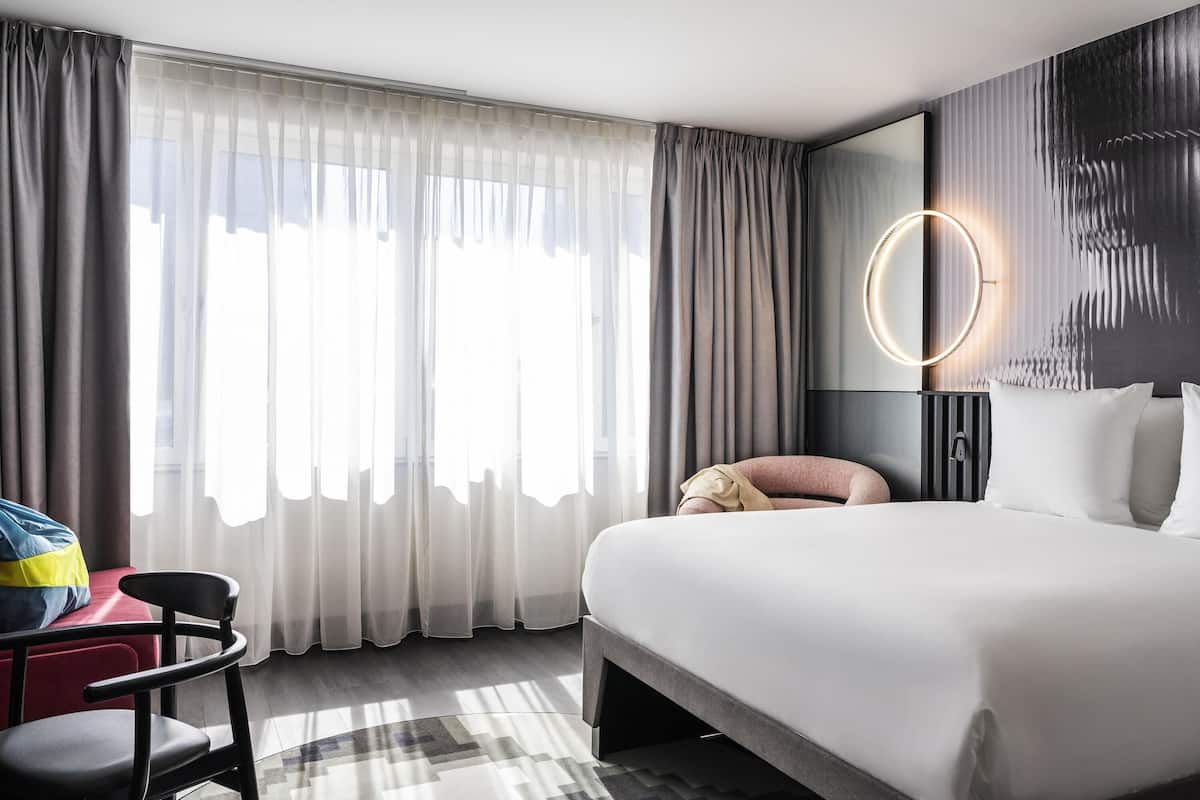 Habitación superior, 1 cama de matrimonio con sofá cama | Minibar, caja fuerte, escritorio y espacio para trabajar con un portátil