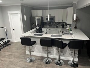 Private kitchen - Modern newly private basement apartment (Alexandria)