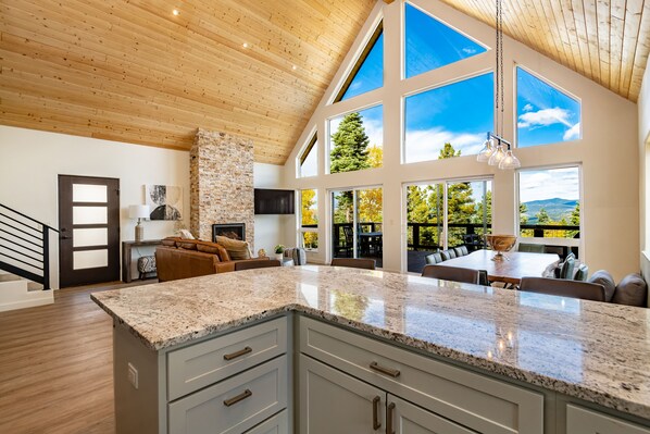 المنشأة من الداخل