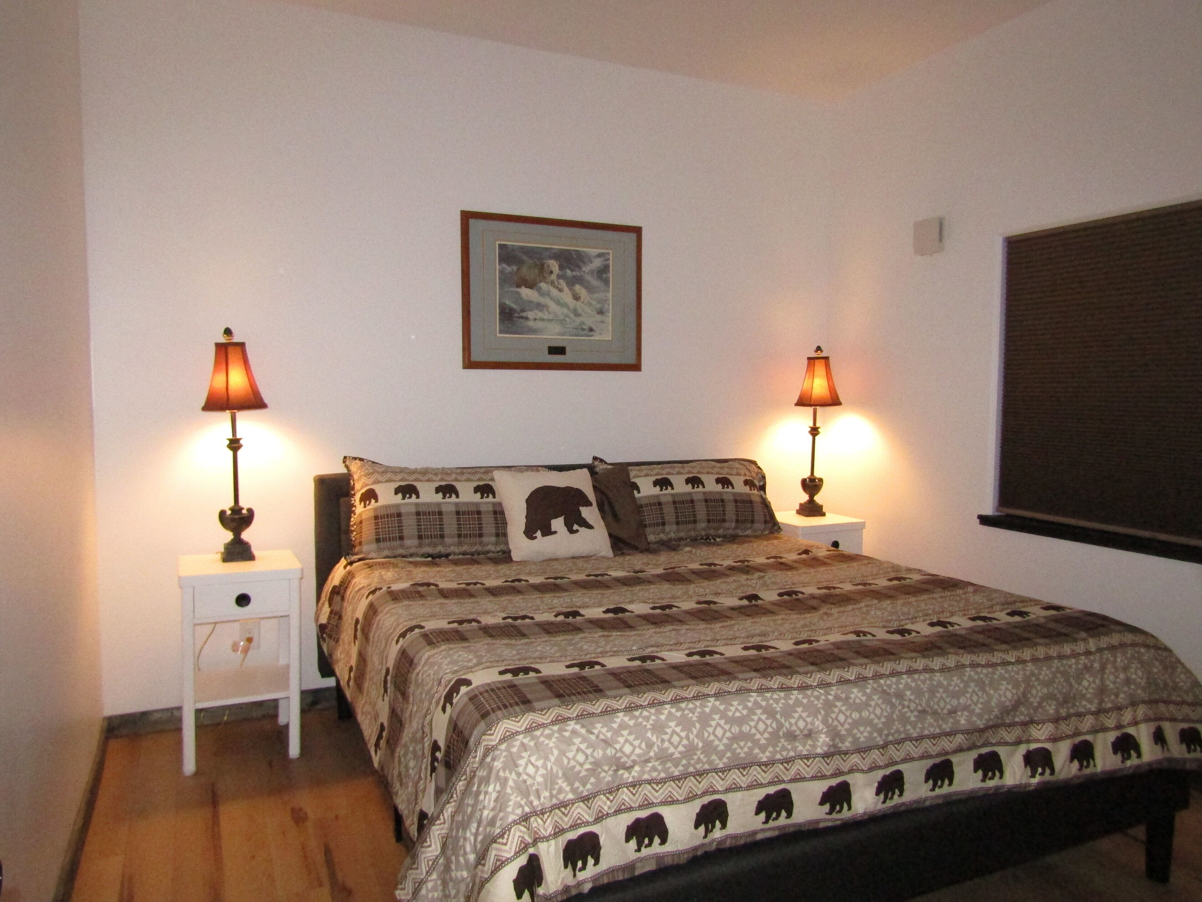 2 makuuhuonetta, työpöytä, silitysrauta/-lauta, ilmainen Wi-Fi