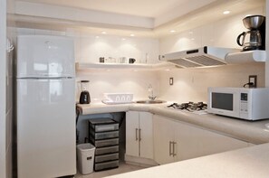 Fridge, microwave, stovetop, dishwasher - Town House 2 in San Ángel 2BR/3BA 1 Queen 2 Twin 1 Sofa bed double (Ciudad de México)