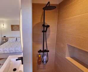 Bathtub, hair dryer, bidet, towels