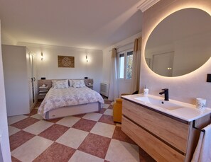 4 bedrooms, iron/ironing board, free WiFi, bed sheets