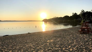 Aurinkotuoleja, rantapyyhkeitä