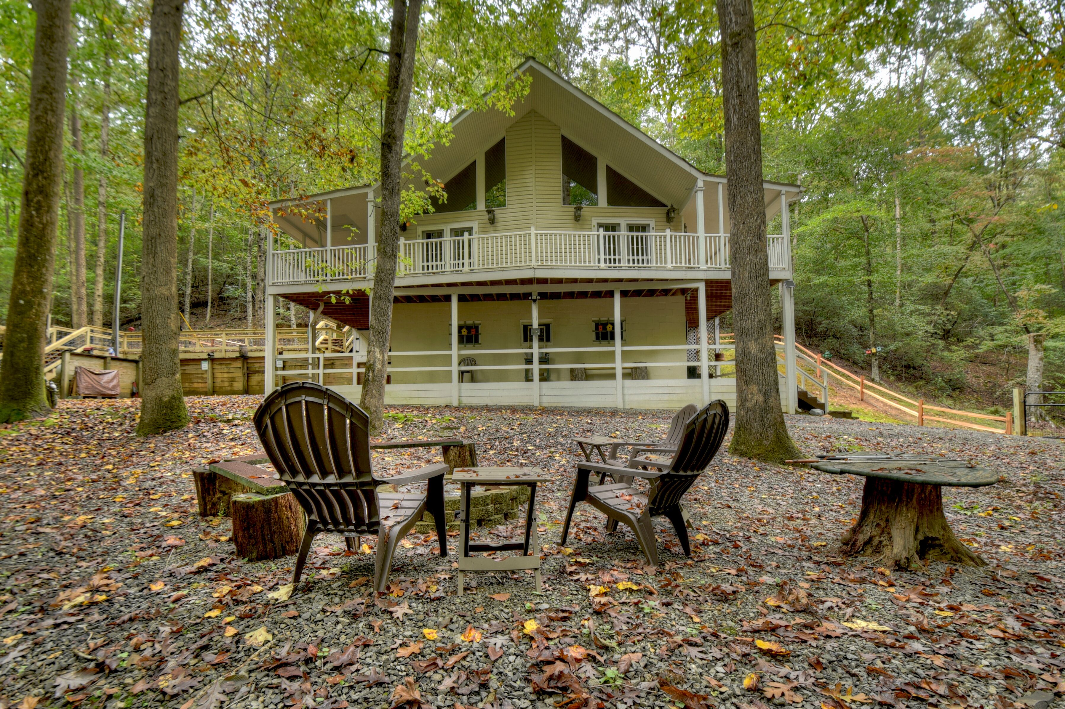 Tranquil Cabin by the creek. We're pet friendly!