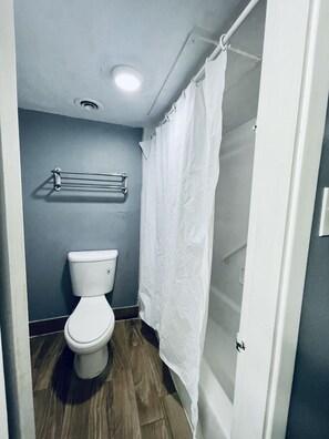 Combined shower/bathtub, free toiletries, hair dryer, towels - Extended Stay SA (San Antonio)