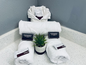 Combined shower/bathtub, free toiletries, hair dryer, towels - Extended Stay SA (San Antonio)