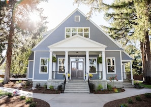 Exterior - Family Fun & Adventure at Award Winning Historical Copper King Mountain Mansion (Hamilton)