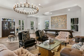 Smart TV, video games, table football, music library - Family Fun & Adventure at Award Winning Historical Copper King Mountain Mansion (Hamilton)